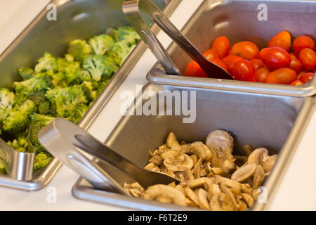 Gemüse im Salat-Bar Tabletts für gesunde Ernährung Hintergrundbild Stockfoto