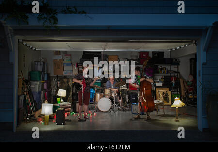 Kaukasische Band spielt in garage Stockfoto