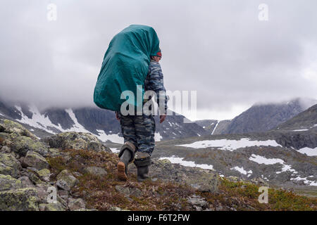 Mari Backpacker zu Fuß auf Bergweg Stockfoto