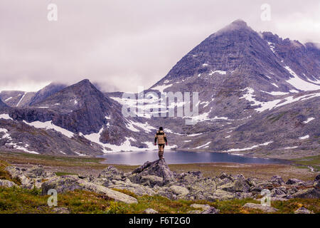 Mari-Wanderer, die abgelegenen Berge zu bewundern Stockfoto