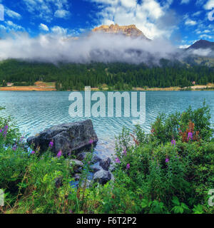 Erstaunliche sonniger Tag am Champferersee See in den Schweizer Alpen. Silvaplana-Dorf, Schweiz, Europa. Stockfoto