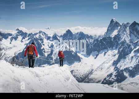 Kaukasische Skifahrer zu Fuß auf der Bergspitze, Mont Blanc, Chamonix, Frankreich Stockfoto