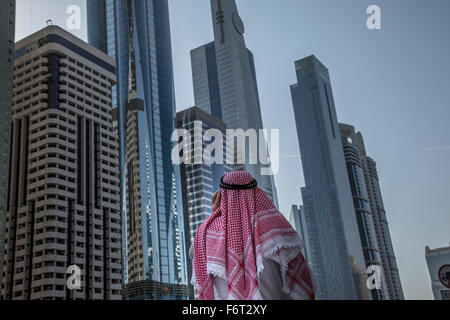 Pakistanischen Mann bewundern Hochhäuser in Dubai Cityscape, Emirat Dubai, Vereinigte Arabische Emirate Stockfoto