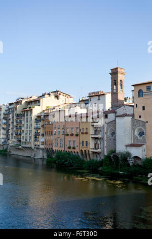 Alte Häuser entlang des Flusses Arno in Florenz, Italien. Stockfoto