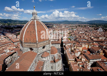 Il Duomo di Firenze, Florenz und den Dom von oben gesehen, mit den Hügeln der Toskana im Hintergrund, Italien. Stockfoto