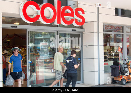 Coles Supermarkt Lebensmittelgeschäft in Manly Beach, Sydney, Australien, verlässt der Mann den Supermarkt mit Plastiklebensmitteltaschen Stockfoto