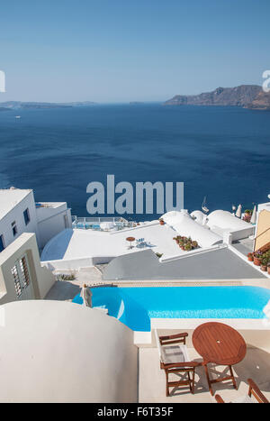 Swimmingpool auf dem Dach über die Bucht von Santorin, Kykladen, Griechenland Stockfoto