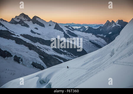 Wanderer auf verschneiten Berghängen Stockfoto