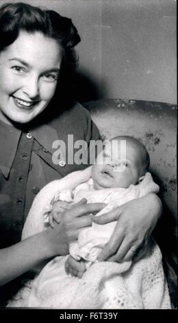 1958 - jedes Lächeln gibt das Baby ist für mich schöner Film Stern Patricia Roo fotografiert mit ihrem sieben - Wochen alten Sohn Peter in ihrem Haus in Paris. Pat ist mit dem französischen Fotografen Andre Thomas jetzt Dreharbeiten in India.She ist auf der Suche nach das Baby selbst, ein Kindermädchen im Haus müssen nicht verheiratet. " Es lohnt sich all die Mühe, sie sagt, weil jedes Lächeln das Baby gibt ist für mich "© Keystone Bilder USA/ZUMAPRESS.com/Alamy Live News Stockfoto