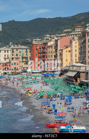 Luftaufnahme von Touristen auf Camogli Strand, Ligurien, Italien Stockfoto