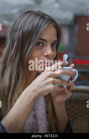 Kaukasische Frau Kaffee trinken Stockfoto