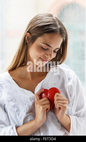 Herz der kaukasischen Frau holding Stockfoto