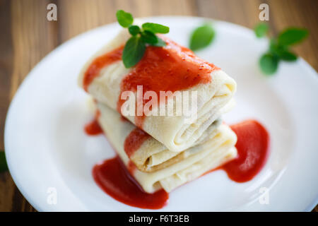 süße Pfannkuchen mit Erdbeermarmelade Stockfoto