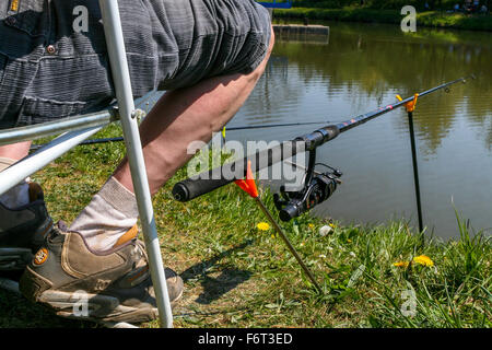 Angler am Ufer Fischer fangen Fische, Angelrute, Wasser Hintergrund Stockfoto