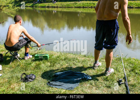 Zwei Männer am Ufer fangen Fische, Angelrute, Wasserhintergrund Stockfoto