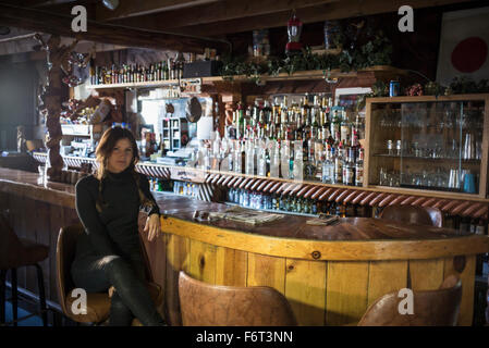 Kaukasische Frau im leeren bar Stockfoto