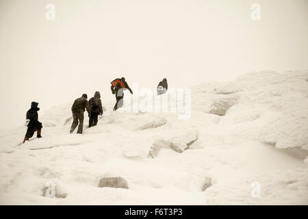 Kaukasische Wanderer verschneiten Berg zu besteigen Stockfoto