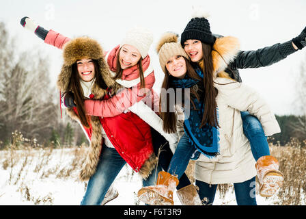 Kaukasische Mädchen spielen im Schnee Stockfoto