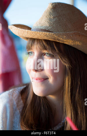 Frau mit Strohhut im freien Stockfoto