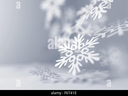 Fallenden Schneeflocken. Papier Handwerk Schneeflocken hautnah Illustration des fallenden Schneeflocken. Weihnachten Winter Hintergrund. Stockfoto