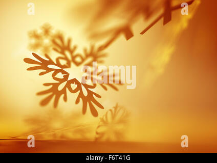 Weich fallende Schneeflocken. Papier Handwerk Schneeflocken hautnah Illustration des fallenden Schneeflocken. Weihnachten Winter Hintergrund. Stockfoto