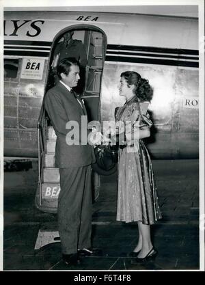 1965 - strahlend wie immer Gregory Peck die Fahne am Berliner Flughafen Tempelhof. Der amerikanische Filmschauspieler erhielt die junge amerikanische Schauspielerin Rita Gam mit einem großen Bündel von gelben Rosen. Gregory Reck kam nach Berlin, spielen die Hauptrolle in dem Film '' Männer in der Nacht '', was gegenwärtig in Berlin von der 20th-Century-Fox gemacht ist. Rita Gam spielt auch eine wichtige Rolle in diesem Bild, das einen politischen kriminellen Hintergrund hat. Andere Schauspieler in dem Film sind: Broderick Crawford, Anita Björk, Buddy Ebson, Peter Van Eyck und die deutsche Schauspielerin Marianne Koch. (Kredit-Bild: © Keystone Bilder uns Stockfoto