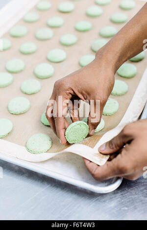 Nahaufnahme des Bäckers peeling Cookies aus Fach Stockfoto