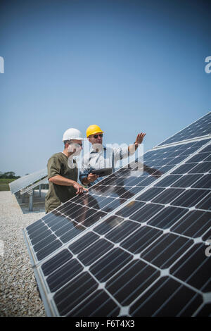 Kaukasische Techniker Prüfung Sonnenkollektoren Stockfoto