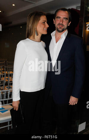 Athen, Griechenland. 19. November 2015. Prinz Nikolaos von Griechenland mit seiner Frau Prinzessin Tatiana besuchen eine Buchpräsentation für wohltätigen Zweck. © Aristidis Vafeiadakis/ZUMA Draht/Alamy Live-Nachrichten Stockfoto