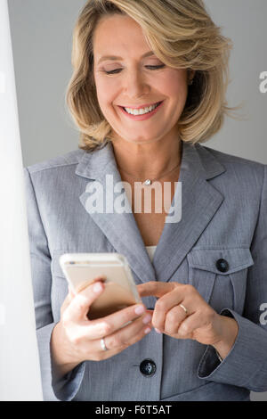 Kaukasische Geschäftsfrau mit digital-Tablette Stockfoto