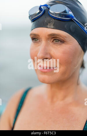 Kaukasische Schwimmer tragen von Brille und Badekappe Stockfoto