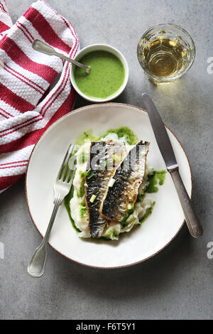 Zwei Filets von gegrillte Makrele Fisch auf einem Teller mit Kartoffelpüree und Salsa Verde. Ansicht von oben Stockfoto