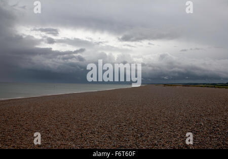 Gewitterwolken clearing-den Strand von Cley in der Nähe von Blakeney an der North Norfolk Küste Norfolk England Stockfoto