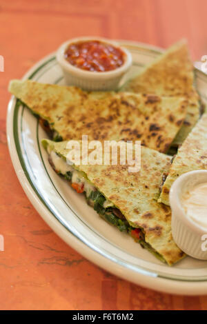 Beiträge Spinat Quesadilla in leckere Dreiecke geschnitten Stockfoto