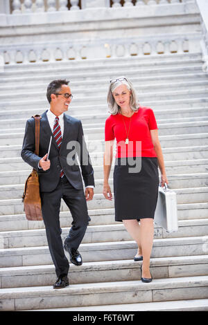 Business-Leute reden über Schritte Stockfoto