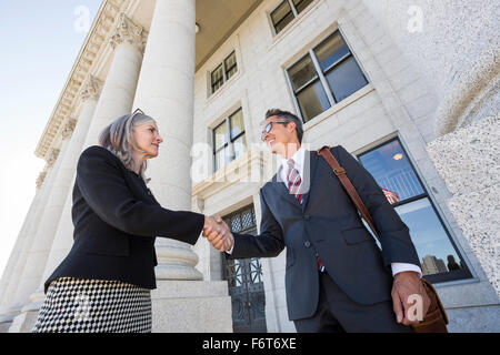 Geschäft Leute schütteln Hände Gerichtsgebäude Stockfoto