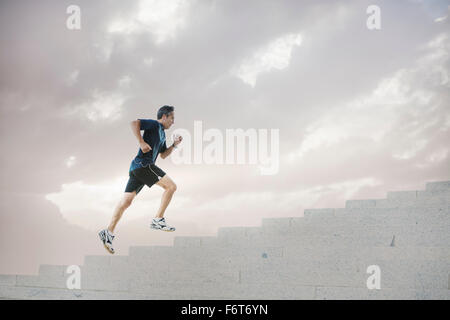 Gemischte Rassen Mann Joggen auf Schritte Stockfoto