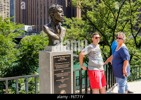 Büste von Jean-Baptiste Pointe DuSable an Pioneer Gericht, Chicago, Illinois. Erik Blome Bildhauer. Stockfoto