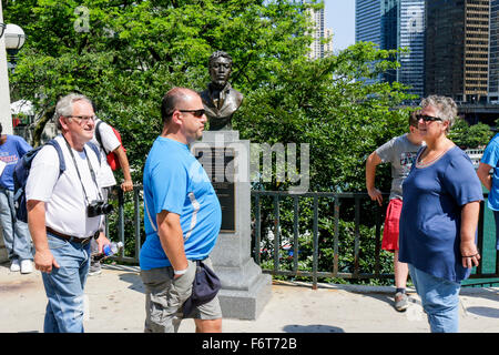 Touristen Fuß durch die Büste von Jean-Baptiste Pointe DuSable, Michigan Avenue Pionier Gericht Chicago, Illinois Erik Blome Bildhauer. Stockfoto