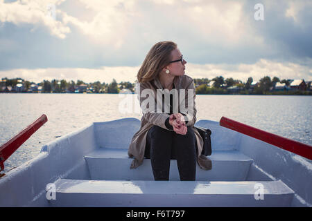 Kaukasische Frau im Ruderboot Stockfoto