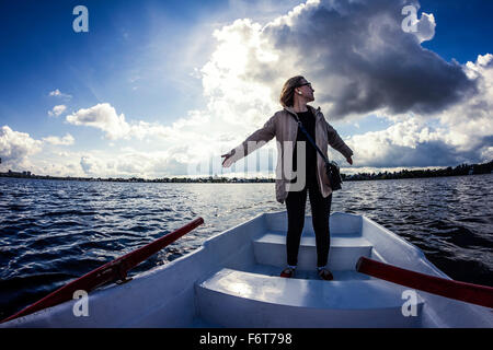 Kaukasische Frau auf Ruderboot Stockfoto