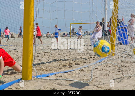 Beach-Fußball-Spiel in das jährliche Turnier am Stößel Beach in Åhus Schweden im Juni 2014. Stockfoto