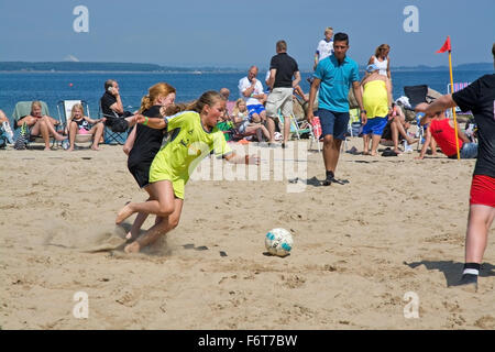 Beach-Fußball-Spiel in das jährliche Turnier am Stößel Beach in Åhus Schweden im Juni 2014. Stockfoto