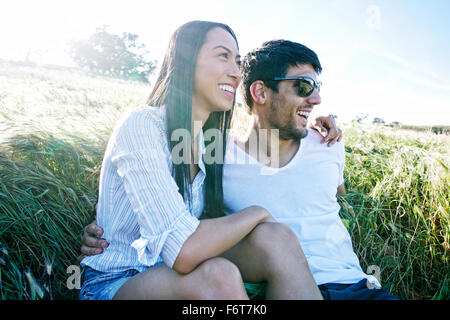 Paar umarmt im Feld Stockfoto