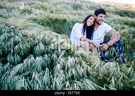 Paar, sitzen, Gras Stockfoto