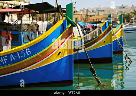 Traditionelle Fischerboote Luzzu, genannt vertäut im Hafen von Marsaxlokk, Malta Stockfoto