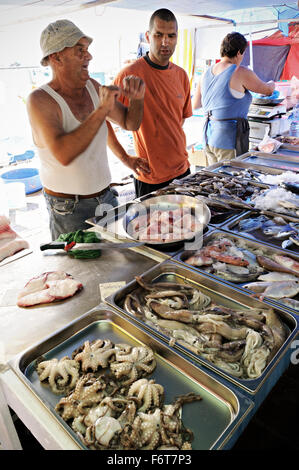 Fisch &amp; Meeresfrüchte, Meeresfrüchte und Fisch auf dem Markt von Marsaxlokk, Malta zu verkaufen Stockfoto