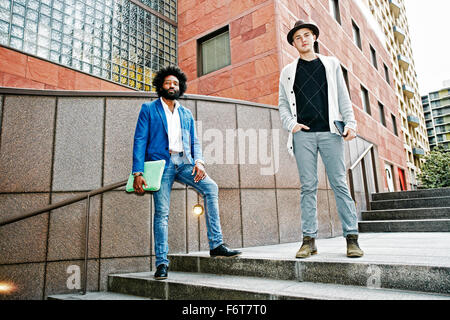 Geschäftsleuten stehen auf Schritte Stockfoto