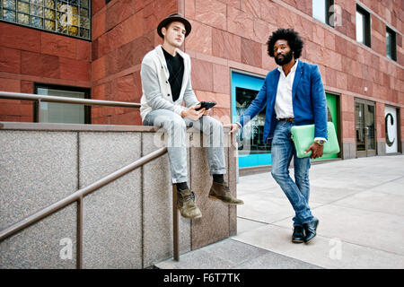 Geschäftsleute am Geländer auf Gehweg Stockfoto