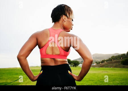 Schwarze Frau im Feld Stockfoto